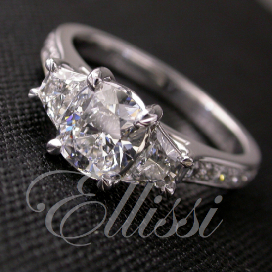 “Tribuo” Trinity ring. Cushion and trapezoid diamonds