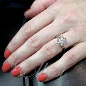 Diamond Ring set with a Round Brilliant cut diamond