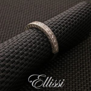 Diamonds feature on the top and sides of this ring